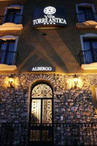 - un bâtiment avec une porte et un panneau dans l'établissement Hotel Villa Torre Antica, à Atena Lucana