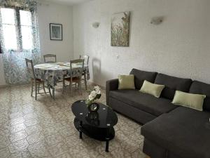 a living room with a couch and a table at Appartement convivial à Marignana, proche de la nature in Marignana
