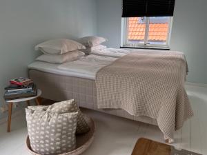 Posto letto in camera con finestra di Tiny house - in medieval Ystad a Ystad
