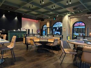 a restaurant with tables and chairs in a room at FV PEPPERS Luxury City Apartment in Brisbane