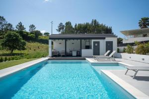 una villa con piscina y una casa en Villa Serenity - Between golf and the sea, en Foz do Arelho