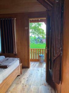 Rúm í herbergi á Tetebatu Hostel