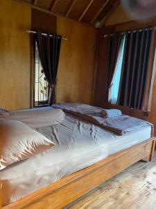 Rúm í herbergi á Tetebatu Hostel