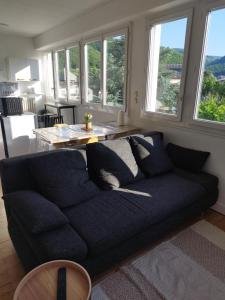 Ein Sitzbereich in der Unterkunft Coucher de soleil, calme, gros matelas, parking, 2 lits, lave-linge, wifi, netflix