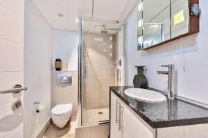 Ένα μπάνιο στο Modern Family Friendly Retreat +12 φωτογραφίες