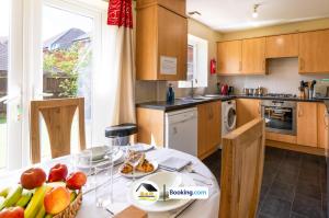 a kitchen with a table with fruit on it at 3 Bedroom House By B and R Serviced Accommodation Amesbury With Super fast Wi-Fi 145Mbps in Amesbury
