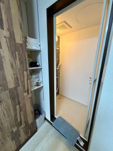 a door leading to a shower in a room at 札幌中島公園徒歩圏内の宿泊施設室内はとてもおしゃれで綺麗な室内空間 in Sapporo +15 photos