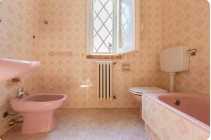 een badkamer met toilet, wastafel en ligbad bij Villa Frida in Campomarino