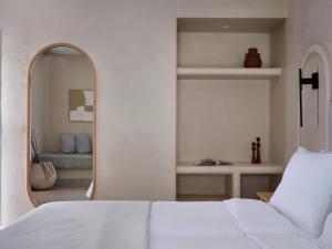 Postel nebo postele na pokoji v ubytování Salt Suites Paros