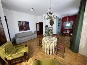Ruang duduk di Apartamento Casa de los Arcos by Clabao