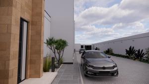 a car parked in the driveway of a house at منتجعات رغيد الفندقية الشفا شرقي in Hail