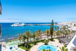 - une vue sur l'océan depuis le balcon d'un complexe dans l'établissement comodoro 809, à Los Cristianos