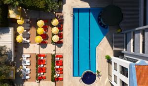 an overhead view of a pool with chairs and a swimming pool at Happy Apart Hotel in Kuşadası