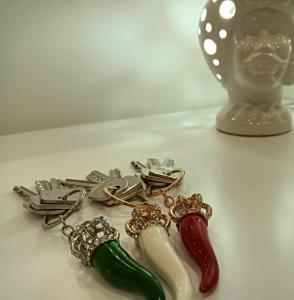 ミラッツォにあるAl Carmine Roomsの花瓶に頭が付いたキーホルダー
