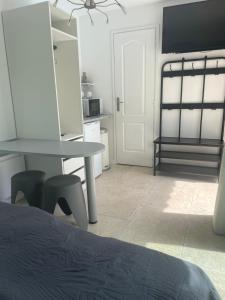 een slaapkamer met een bed, een tafel en stoelen bij En Plein cœur des calanques à 800 m de la mer in Le Rove