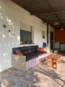 a living room with a couch and a table at Casita Flamingo in Deltebre