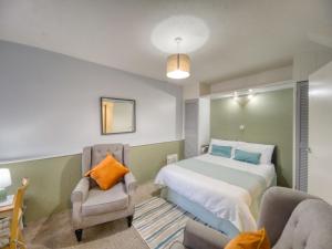 Postel nebo postele na pokoji v ubytování Apartment 8 - Large Studio Sea Front-Ground floor -Free Parking