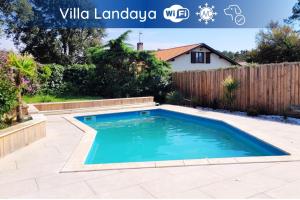 梅桑热Villa LANDAYA Cozy & Calme avec piscine privée的院子里有围栏的游泳池