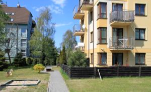 ソポトにあるMEwa Apartment Polnaのアパートメントの建物の前に遊び場があります。