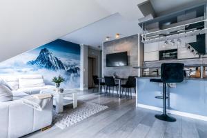 salon z kanapą i stołem w obiekcie ApartHost Stara Polana Spa w Zakopanem