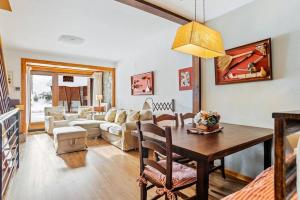 Posezení v ubytování Austen - Chalet by Cardi Suites