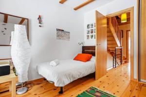 Postel nebo postele na pokoji v ubytování Austen - Chalet by Cardi Suites