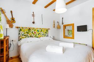 Postel nebo postele na pokoji v ubytování Austen - Chalet by Cardi Suites