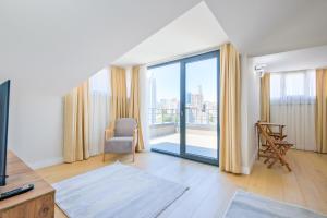 sala de estar con ventana grande y silla en Mayer Skycon Residence in Beşiktaş 2, en Estambul