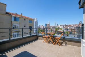 Un balcón con una mesa y sillas en un tejado. en Mayer Skycon Residence in Beşiktaş 2, en Estambul