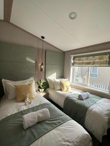 Ένα ή περισσότερα κρεβάτια σε δωμάτιο στο Ally Up - Lodge with Hot Tub