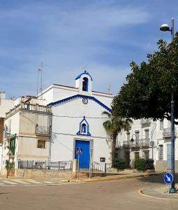 una chiesa blu e bianca con una porta blu di Maestro House on the Costa Dorada ad Alcanar