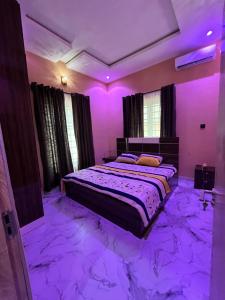 Postelja oz. postelje v sobi nastanitve Modern Apartment in Ikeja, Lagos