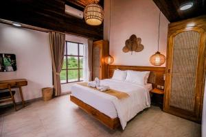 Tanah Lot Dreams Complex Villas By GUMA Hospitality في تاناه لوت: غرفة نوم بها سرير كبير في الغرفة +156 صورة