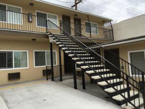 una escalera que conduce a un edificio con un edificio en Ace Budget Motel, en San Diego