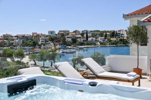 Bazén v ubytovaní Villa Rozana - Beachfront Wellness Retreat alebo v jeho blízkosti
