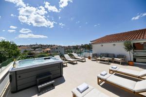 Bazén v ubytovaní Villa Rozana - Beachfront Wellness Retreat alebo v jeho blízkosti