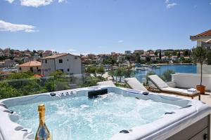 Bazén v ubytovaní Villa Rozana - Beachfront Wellness Retreat alebo v jeho blízkosti