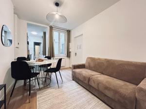 un salon avec un canapé et une table dans l'établissement 1 Clairmarais T2 cosy a 2 pas du centre-ville, à Reims