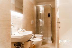 a bathroom with a sink and a toilet and a shower at Rêve Blanc - Poluc Apartments bilocale in Champoluc