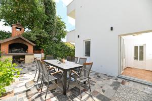 Patio alebo iná vonkajšia časť ubytovania Villa Rozana - Beachfront Wellness Retreat