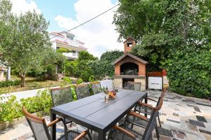 Vonkajšia záhrada v ubytovaní Villa Rozana - Beachfront Wellness Retreat