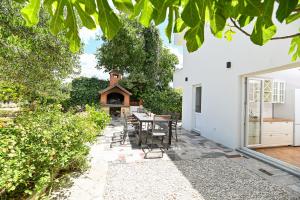 Vonkajšia záhrada v ubytovaní Villa Rozana - Beachfront Wellness Retreat