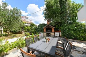 Vonkajšia záhrada v ubytovaní Villa Rozana - Beachfront Wellness Retreat