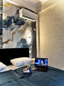 Телевизор и/или развлекательный центр в Zam-Zam Hotel Turkestan +61 фотография