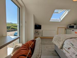 TV a/nebo společenská místnost v ubytování Skellig View Kerry Cliffs View Balcony Room