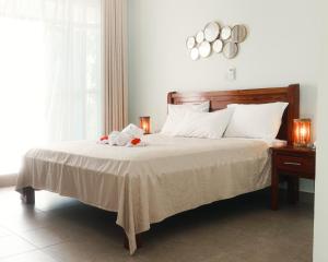 una camera da letto con un letto con un animale di peluche sopra di Coral Cliff Villas Zanzibar a Makunduchi