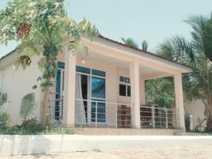 una casa con ampie finestre sulla spiaggia di Coral Cliff Villas Zanzibar a Makunduchi
