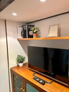 TV/trung tâm giải trí tại Trastevere Loft garden +14 ảnh