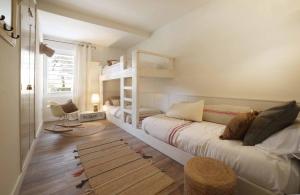een slaapkamer met een wit stapelbed en een raam bij Golf Beach Pals Haus - The Haus Bcn in Pals +19 foto's