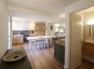 een keuken met een witte tafel en een eetkamer bij Golf Beach Pals Haus - The Haus Bcn in Pals